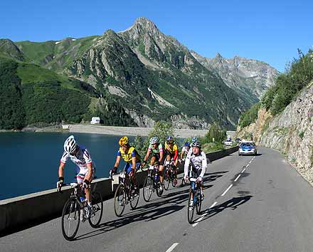 La t�te de course au passage du barrage de Grand’Maison - 27.4&nbsp;ko