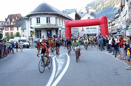 Bourg d’Oisans, Samedi 8 juillet, 7h22’, le d�part de l’�dition 2006 - 26.1&nbsp;ko