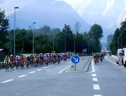 Tir�e de la p�nombre matinale, la t�te du peloton sur la longue ligne droite apr�s le d�part de Bourg d’Oisans - 18&nbsp;ko