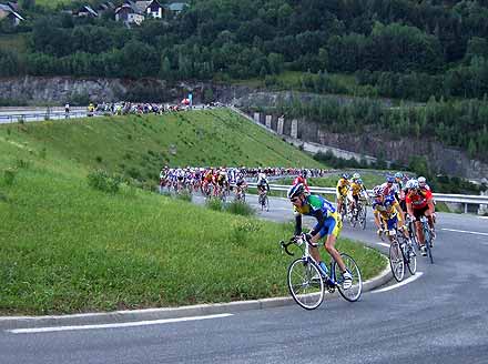Peloton au passage du Barrage d’Allemont - 24.5&nbsp;ko