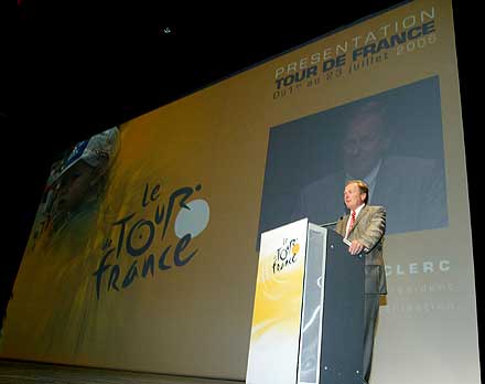 Le Grand Boss d’A.S.O. Patrice Clerc au micro pour présenter ce 93ème TOUR - 12 ko Le Grand Boss d’A.S.O. Patrice Clerc au micro pour présenter ce 93ème TOUR - 12 ko